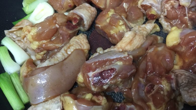 香菇焖爽滑鸡腿块,倒入腌制好的鸡腿块，炒至表面有点变白