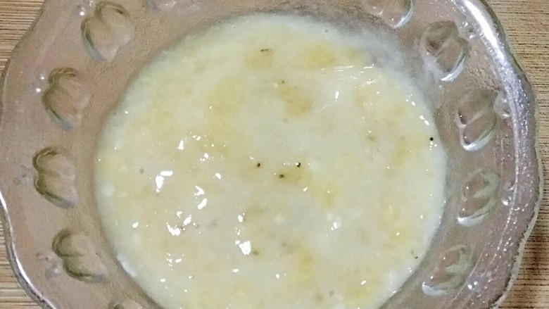 盆栽酸奶能量杯,捣成香蕉泥。（用万能的擀面杖就好，一般人我不告诉他）