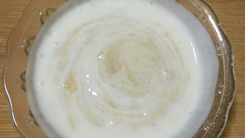 盆栽酸奶能量杯,在捣好的香蕉泥中倒入酸奶，搅拌均匀成香蕉奶昔。