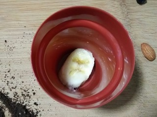 盆栽酸奶能量杯,在容器底部垫一片香蕉