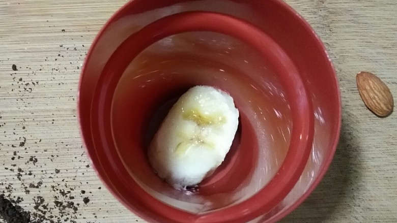 盆栽酸奶能量杯,在容器底部垫一片香蕉