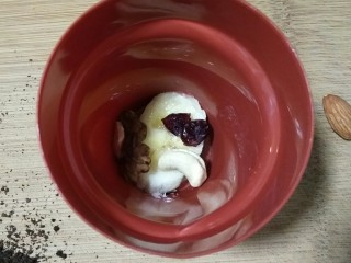 盆栽酸奶能量杯,加适量的坚果。