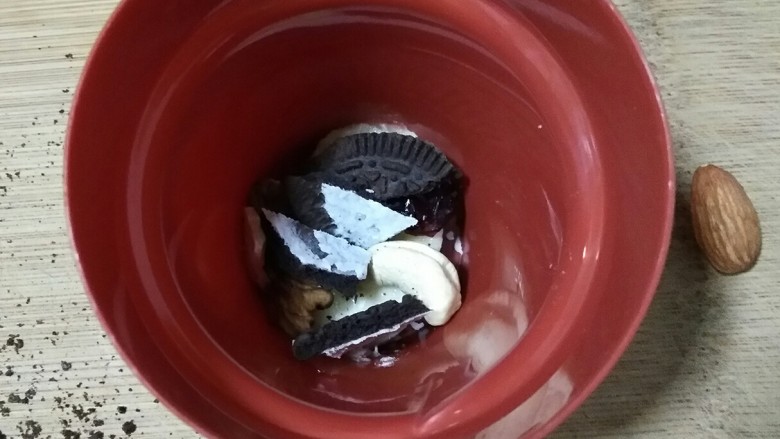 盆栽酸奶能量杯,备用的那片奥利奥出场了，把它掰成小块，放在坚果上面。