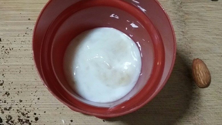 盆栽酸奶能量杯,在上面倒入适量的香蕉奶昔。
