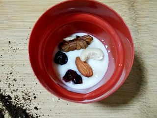 盆栽酸奶能量杯,然后再加入一层坚果，一层奥利奥的顺序，一层香蕉奶昔的顺序，加满容器。