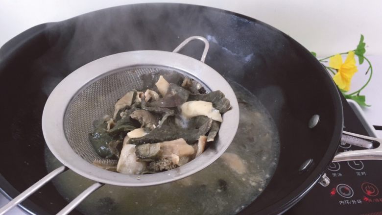 羊杂火锅养生暖胃,煮开后将羊杂捞出，沥干水分，放入碗中