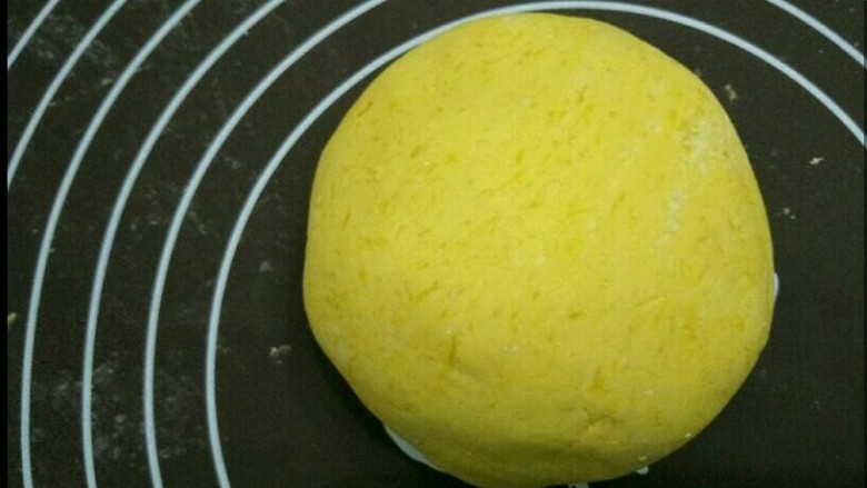 南瓜芋圆双薯糖水,待温度降到不烫手时揉成光滑不粘手的面团。