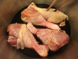 懒人料理-甜心小鸡腿,用筷子稍微翻动下让它全身都有酱色