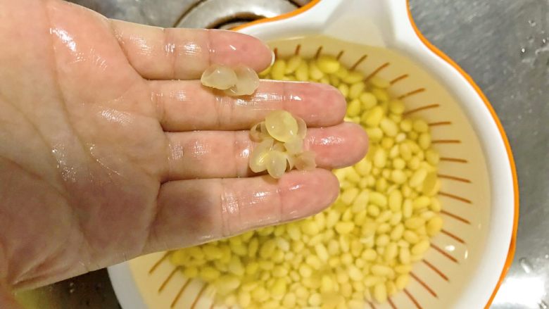 家常韭菜炒黄豆,泡好的黄豆皮容易脱落，尽量把皮去除。