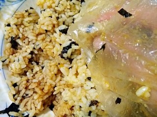 海苔锅巴（剩米饭的华丽转）,然后加入适量味极鲜酱油和少许白糖，手上套个保鲜袋抓拌均匀。