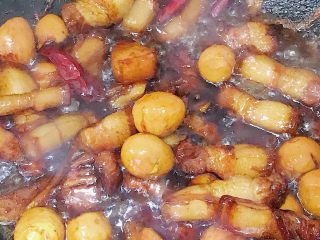 家常红烧肉,中小火炖煮40分钟 中间根据自己口味添加少量食盐调味