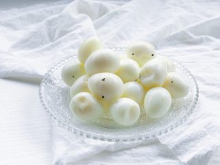 家常红烧肉,剥好的鸡蛋表面上沾有少许鸡蛋壳 用温开水冲洗干净