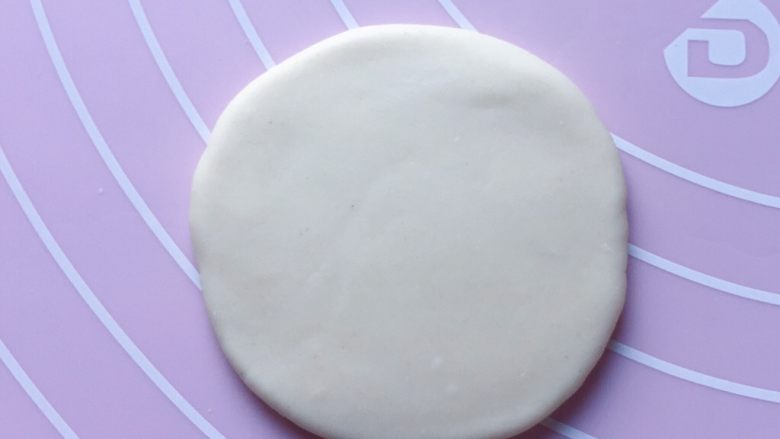 枣花馒头,把预留的面团分成两小份，取一份擀个小圆饼。