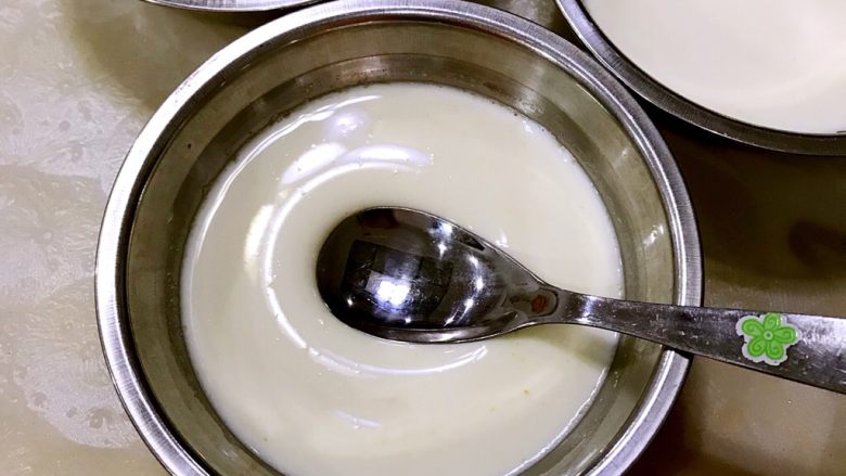 姜汁撞奶,5-8分钟的范围，时间越长，牛奶凝固性越好。