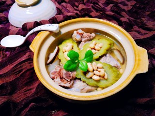 粤式靓汤～凉瓜黄豆猪骨汤