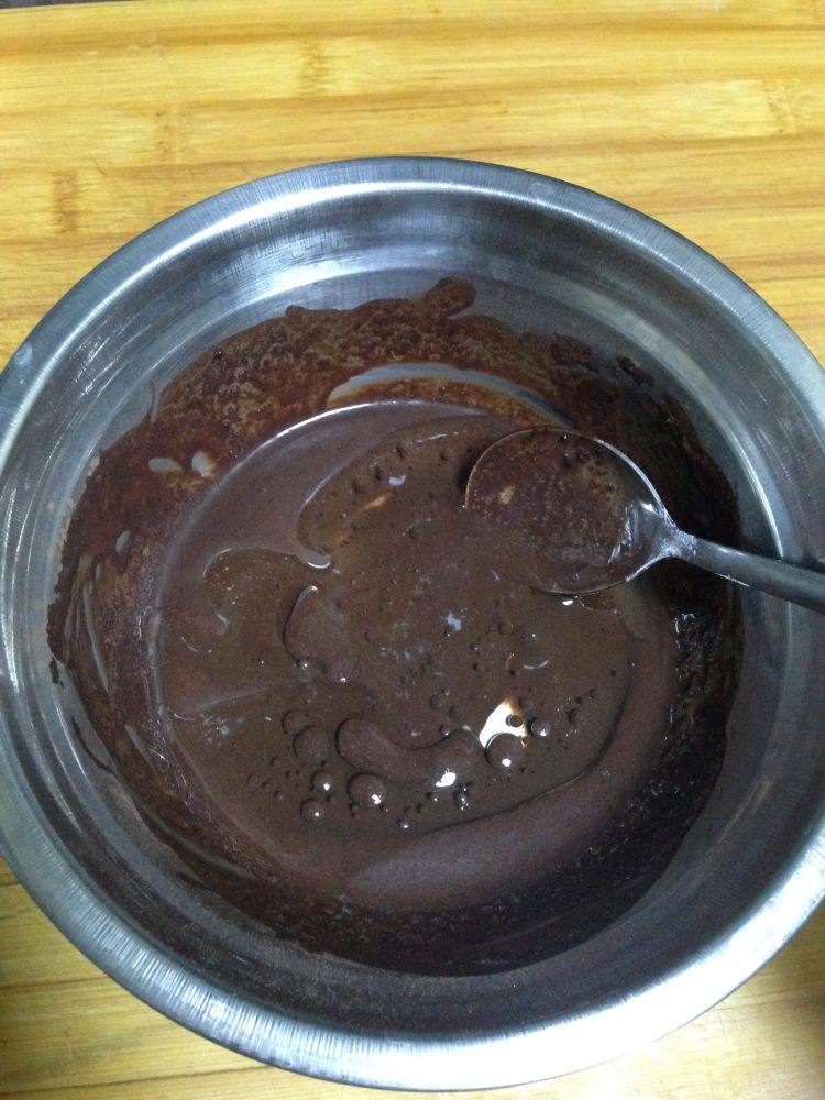 情人节――给爱人的礼物黑森林蛋糕,再来制作可可蛋糕体：可可粉8克和牛奶25克搅拌均匀，加入色拉油搅25克拌均匀