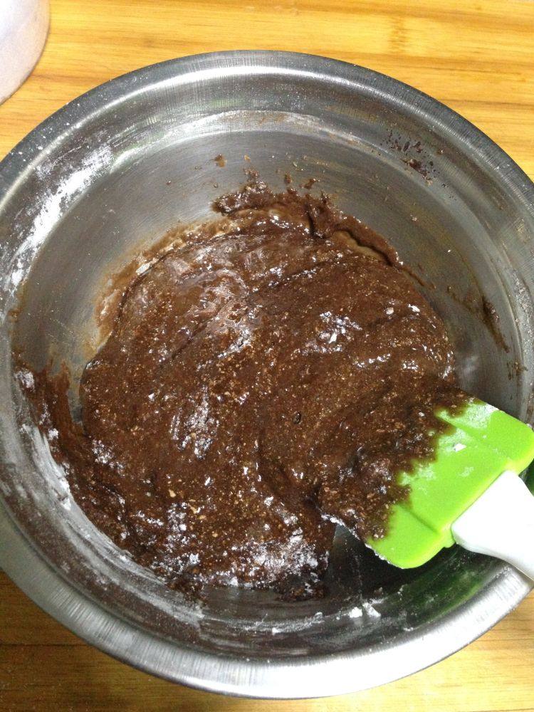 情人节――给爱人的礼物黑森林蛋糕,筛入低粉55克翻拌至无干粉备用