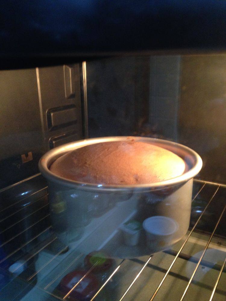 情人节――给爱人的礼物黑森林蛋糕,入预热好的烤箱，145度，50分钟
