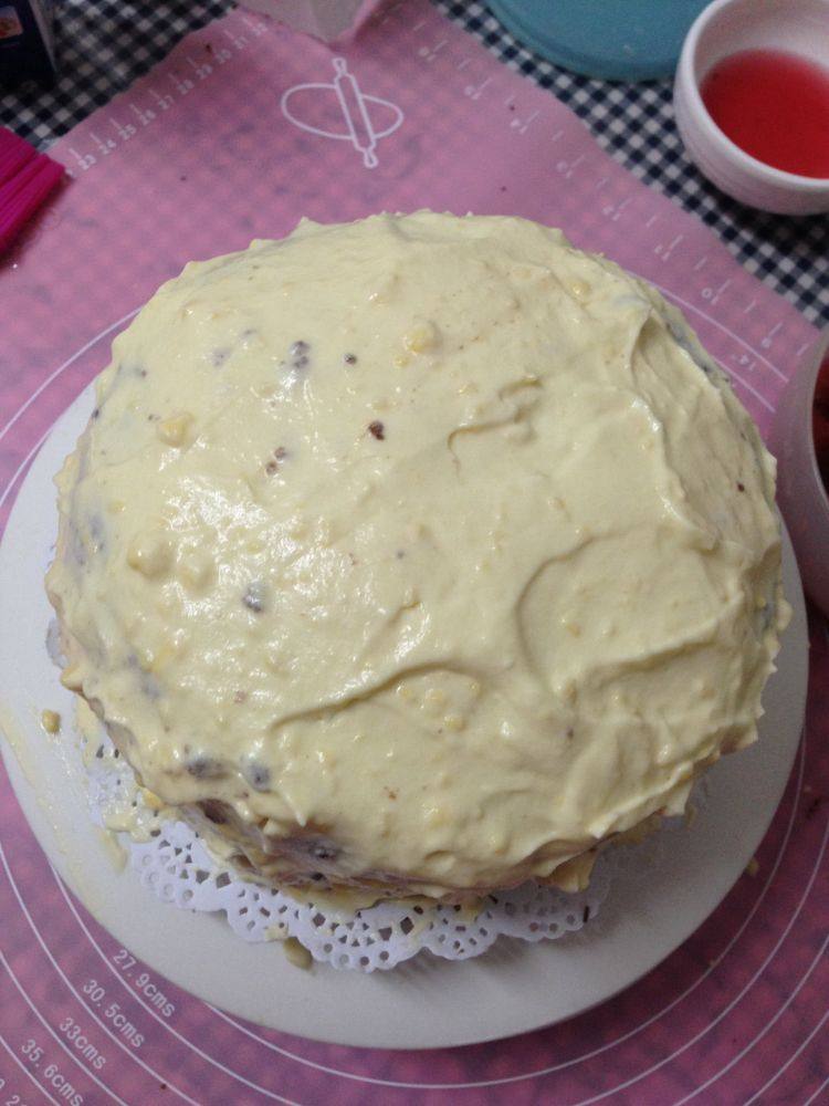 情人节――给爱人的礼物黑森林蛋糕,放上最后一片蛋糕片，并在表面刷满酒糖液，将剩余的奶油馅儿做抹面用，涂满蛋糕体的表面；