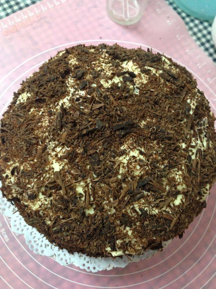 情人节――给爱人的礼物黑森林蛋糕,用勺子刮出巧克力屑，粘在蛋糕侧面做装饰