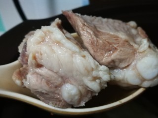 粤式靓汤～凉瓜黄豆猪骨汤,将猪肋骨放入慢炖锅