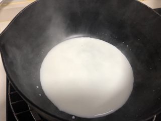 古早蛋糕,牛奶在奶锅里加热到微沸。
