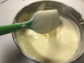古早蛋糕,三分之一蛋白霜放到蛋黄糊里混合均匀，倒入剩余蛋白霜中混合均匀。
同样注意手法、不要过度搅拌会导致消泡。