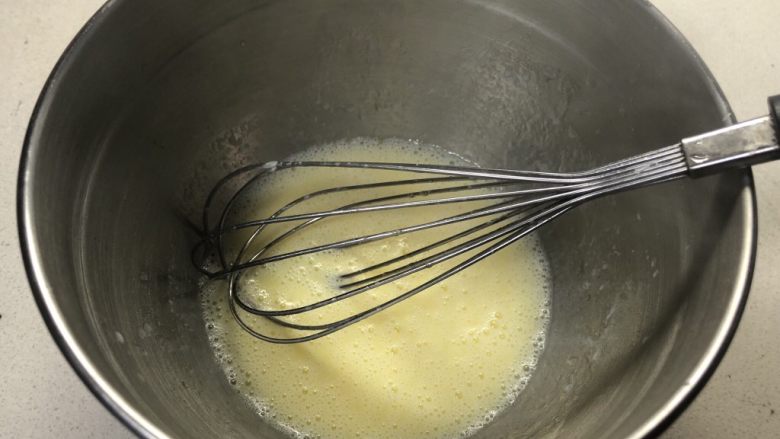 古早蛋糕,牛奶和黄油倒在一起搅拌乳化，充分融合在一起。