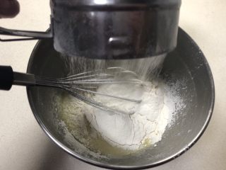 古早蛋糕,筛入低筋面粉混合，晒面粉之前液体的温度不宜过高，70度左右，温度太高会把面粉烫熟了。