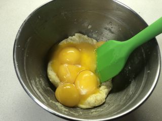古早蛋糕,蛋清分在一个无油无水的打蛋盆里，蛋黄分在面糊里。