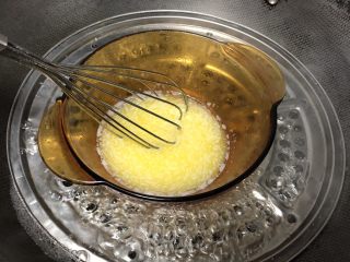 古早蛋糕,黄油放在碗里坐在热水里融化成液体。