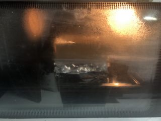 古早蛋糕,烤盘里装上水，水位大概三公分左右，烤箱开上下火150度充分预热后烘烤60-70分钟。