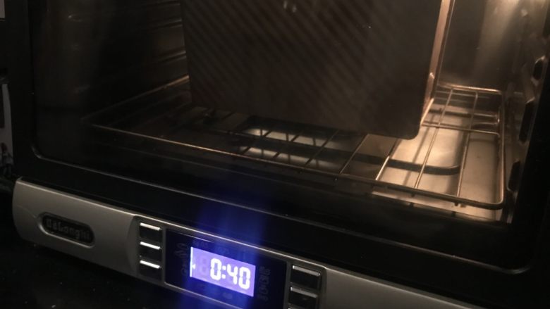 软绵绵黑糖吐司,烤箱预热170度，烤制40分钟，途中顶部上色后即可加盖锡纸。