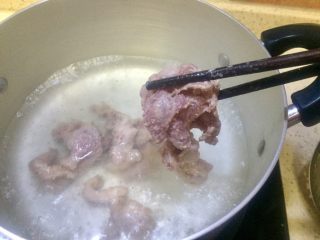 #年味#水煮酸菜滑肉片,锅里水开后放入肉片