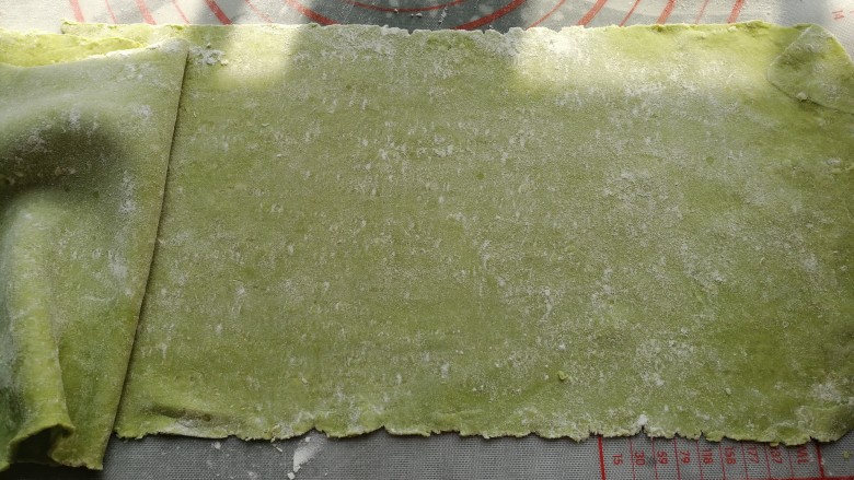 春节零食~翡翠麻叶,调节档位把面片压制成馄饨皮一样的厚度，然后抹上面粉