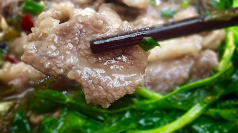 #年味#水煮酸菜滑肉片,肉片表面晶莹剔透，吃在嘴里滑滑嫩嫩的，也是被俗称“滑肉片”