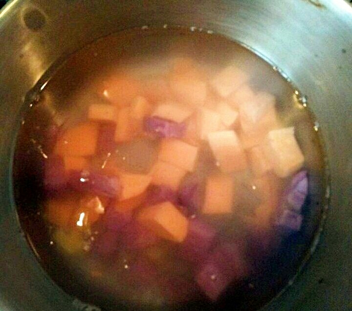 南瓜芋圆双薯糖水,锅内放入适当的水，姜和红薯先煮五分钟后再放入紫薯煮。因为紫薯比较容易煮烂所以后放。