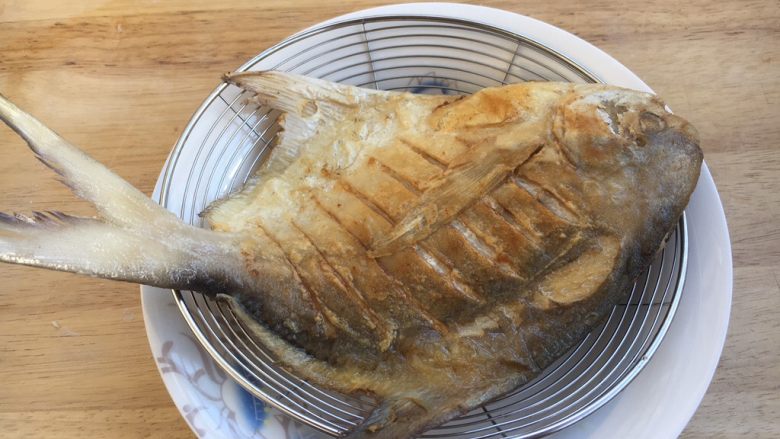 年夜饭 红烧鲳鱼,煎好的鱼沥一下油。
