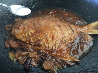 年夜饭 红烧鲳鱼,汤汁收至浓稠时放少许盐调味即可。