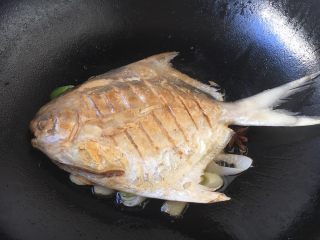 年夜饭 红烧鲳鱼,放入煎好的鱼。