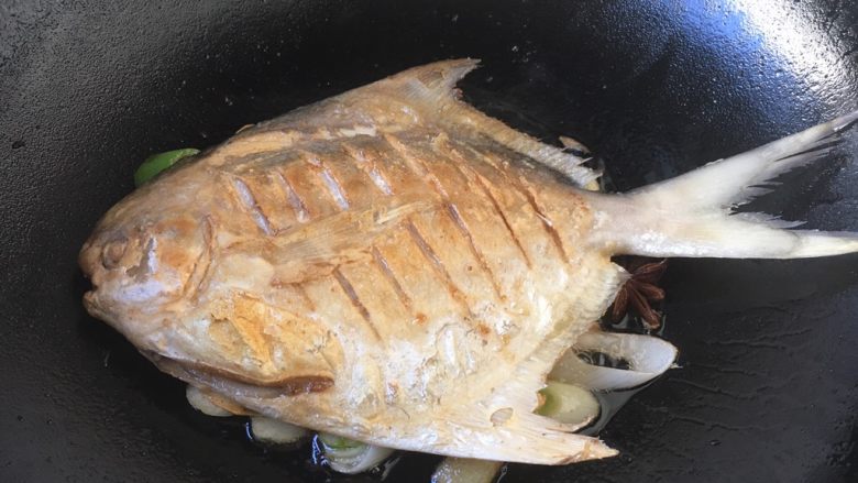 年夜饭 红烧鲳鱼,放入煎好的鱼。