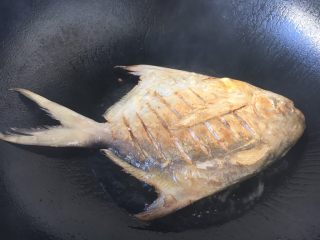 年夜饭 红烧鲳鱼,把鱼的两面都煎成金黄色。