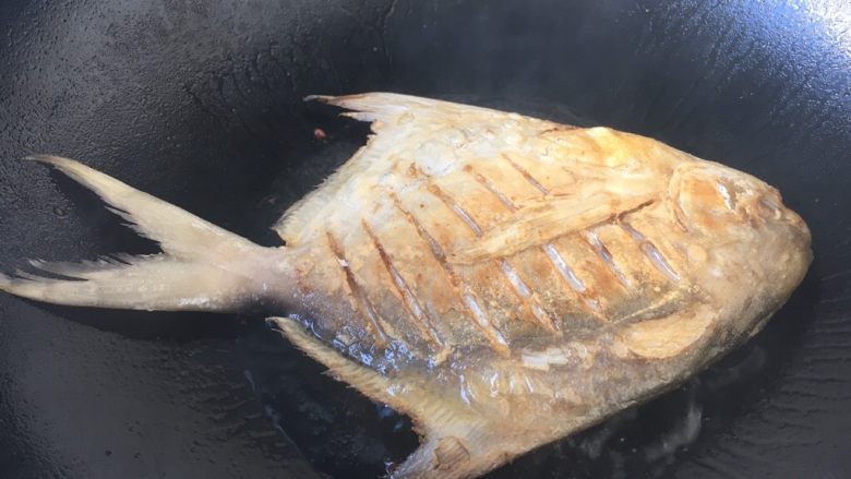 年夜饭 红烧鲳鱼,把鱼的两面都煎成金黄色。