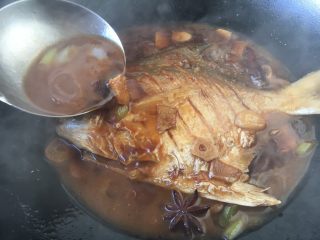 年夜饭 红烧鲳鱼,烧鱼时用大勺（铲子）舀起汤汁浇在鱼的身上，以便入味，这样的动作要反复几遍，再烧8分钟左右。