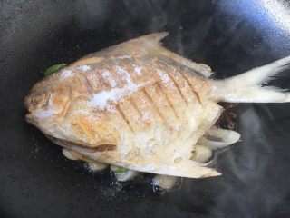 年夜饭 红烧鲳鱼,把1勺的白糖均匀的撒在鱼上面。