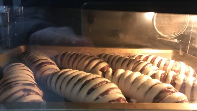 毛毛虫豆沙面包,送入提前预热好的烤箱中层上下火175度25分钟，上色后立即加盖锡纸