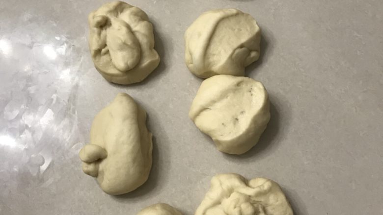 毛毛虫豆沙面包,平均分成8份，揉圆全程加盖保鲜膜，松弛15分钟