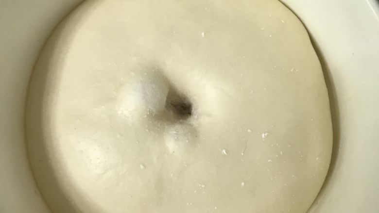 毛毛虫豆沙面包,发酵2倍大用手指沾面粉戳洞洞口不回缩不塌陷为标准