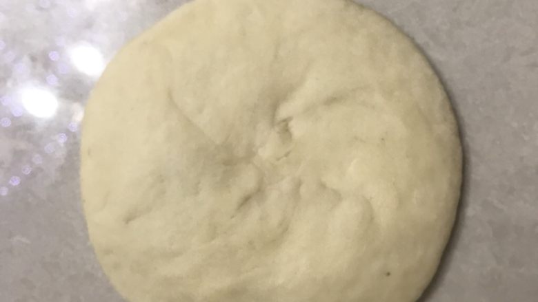 毛毛虫豆沙面包,翻面整理成圆形