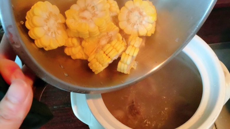 山药胡萝卜玉米大骨汤,半小时后开盖，放入玉米先，继续盖上盖子煲半小时。